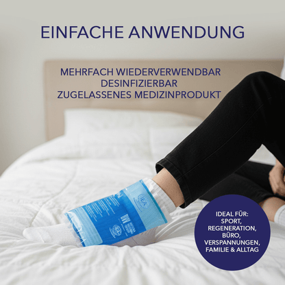 Person auf dem Bett mit einer blauen Gelkompresse am Knöchel, Hinweis wiederverwendbares, zugelassenes Medizinprodukt.