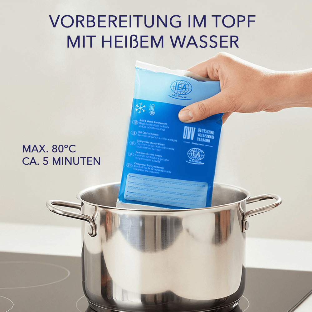 Hand senkt blaue IEA Medical Kalt-Warm-Kompresse in einen Topf mit heißem Wasser, Angabe max. 80 Grad, 5 Minuten.