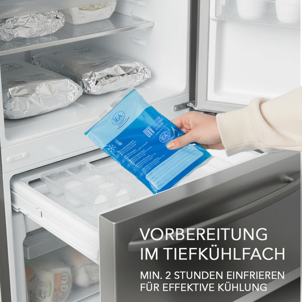 Hand legt blaue IEA Medical Kalt-Warm-Kompresse ins Tiefkühlfach, Hinweis mindestens 2 Stunden einfrieren.