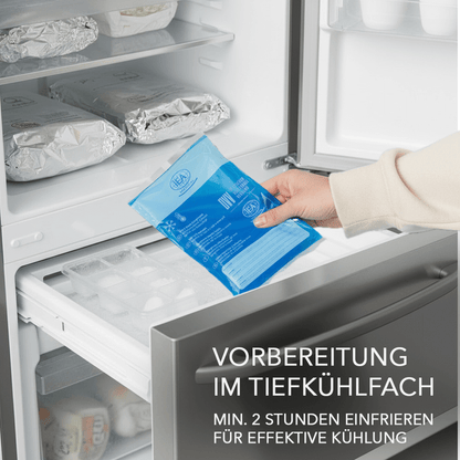 Hand legt blaue IEA Medical Kalt-Warm-Kompresse ins Tiefkühlfach, Hinweis mindestens 2 Stunden einfrieren.