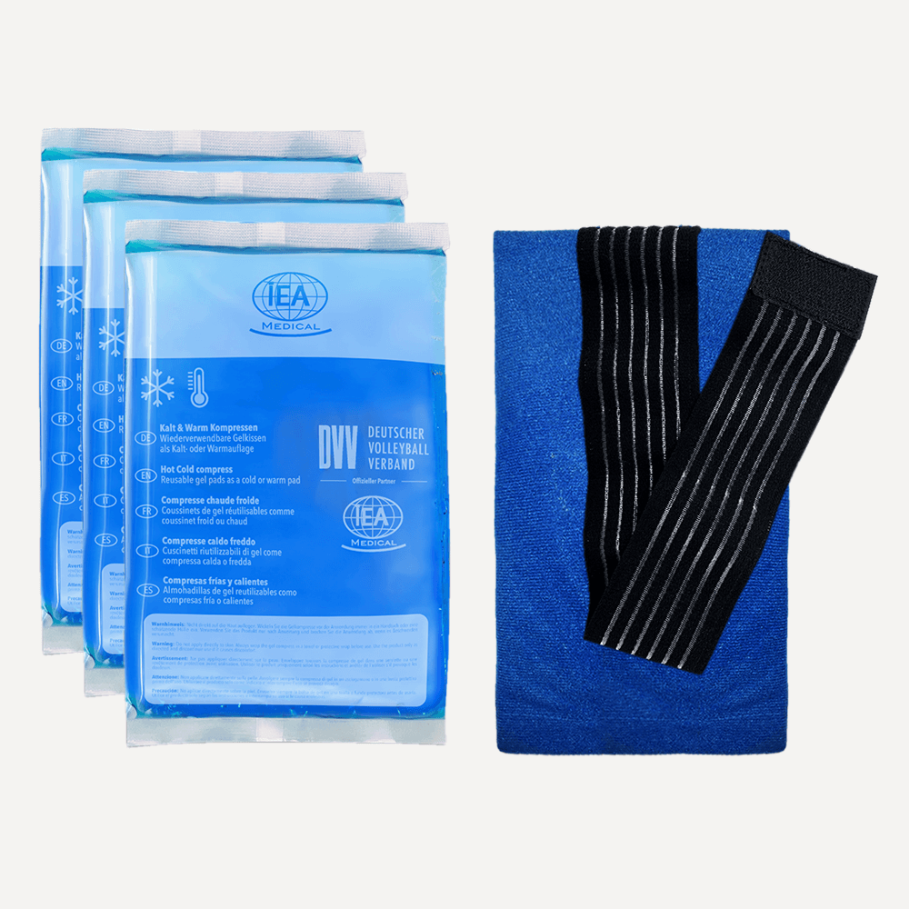 Drei blaue IEA Medical Kalt-Warm-Kompressen neben einem blauen Fleecebezug mit dunklem elastischem Fixierband.