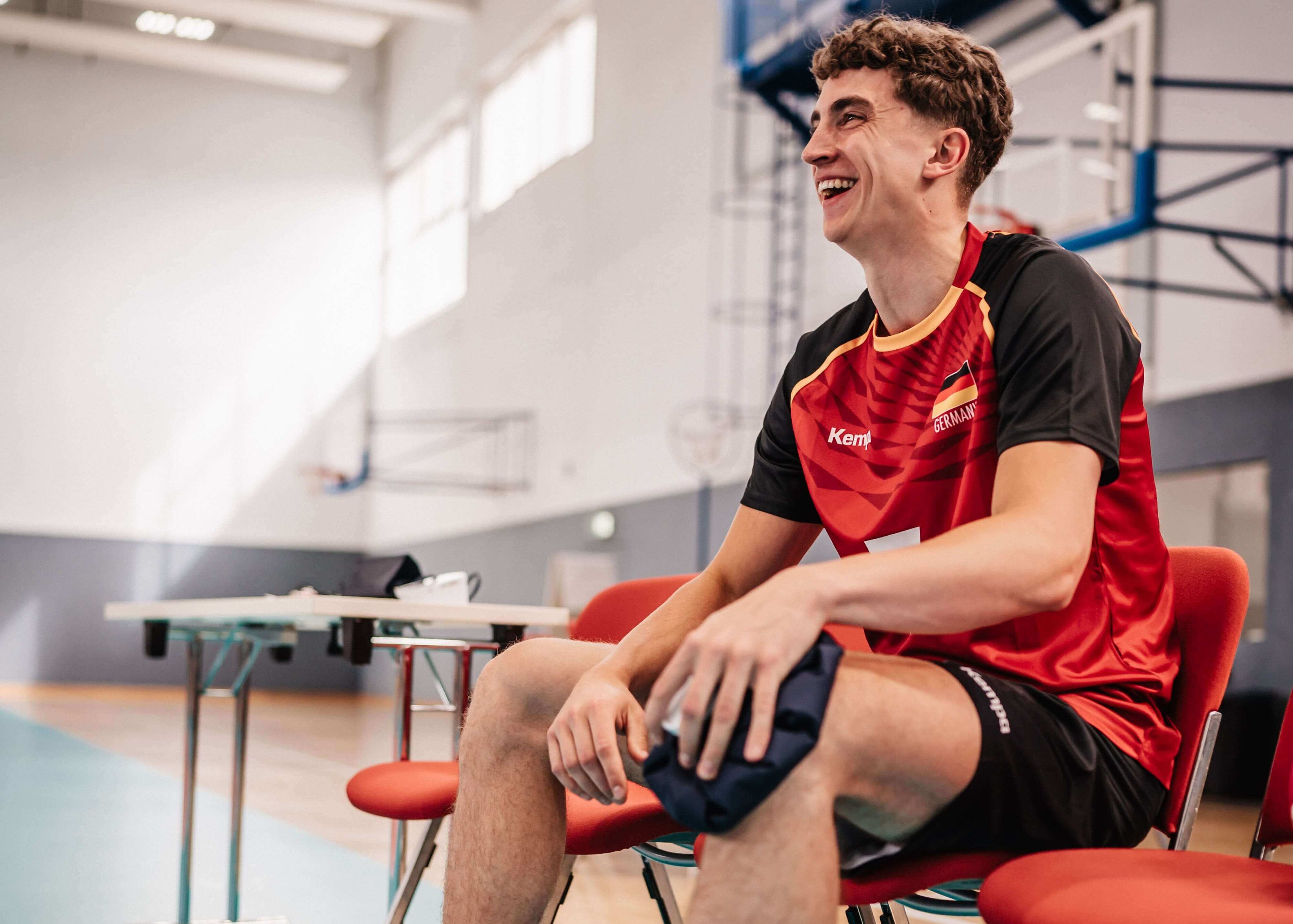 Sportler wendet IEA Medical Eisbeutel an seinem Knie an