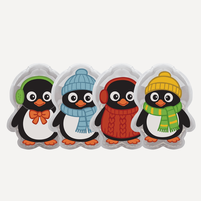 Vier pinguinförmige Kalt-Warm-Kompressen für Kinder mit Mütze, Schal und Ohrenschützern, freigestellt.