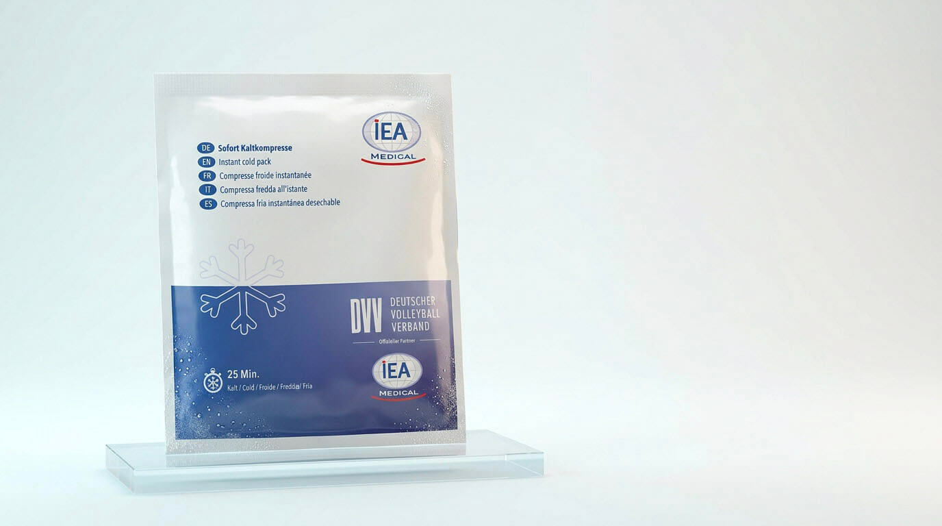 Produktfoto einer IEA Medical Sofort Kaltkompresse in weiß blauem Beutel auf transparentem Podest vor hellem, cleanem Hintergrund.