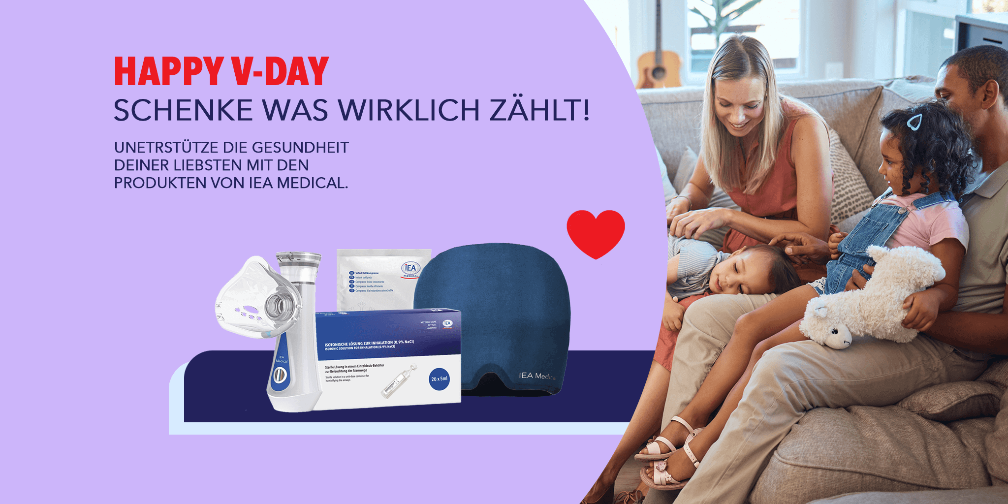 Valentinstags-Promo „Happy V-Day – schenke was wirklich zählt!“: Produktbundle links, rechts Familie auf dem Sofa; Herzsymbol – Aussage: Geschenk-/Aktionsbanner für ausgewählte Produkte.