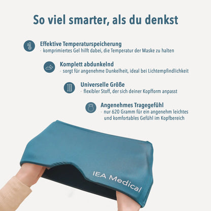 Hand hält eine petrolfarbene Gel-Kopfmaske von IEA Medical, Hinweise zu Abdunkelung, Größe und 620 Gramm Gewicht.