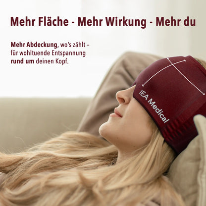 Frau mit langem blondem Haar trägt eine bordeauxrote Kopfmaske, Pfeile zeigen die Abdeckung rund um den Kopf.