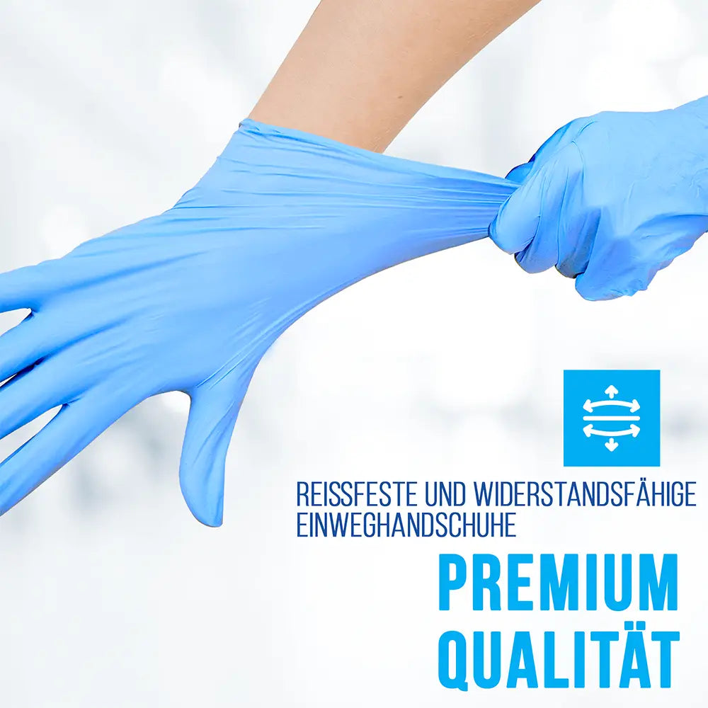 Blau behandschuhte Hand dehnt einen blauen Nitrilhandschuh, daneben ein Symbol mit Dehnungspfeilen.