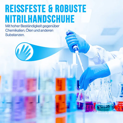 Blau behandschuhte Hände im Labor mit einer Pipette und einem Kolben, davor bunte Reagenzgläser.