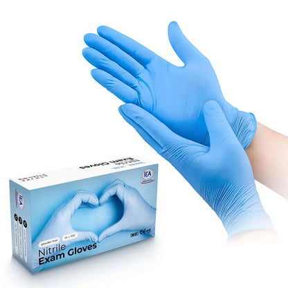 Blaue Box Nitrile Exam Gloves von IEA Medical und ein Paar Hände mit blauen Nitrilhandschuhen.