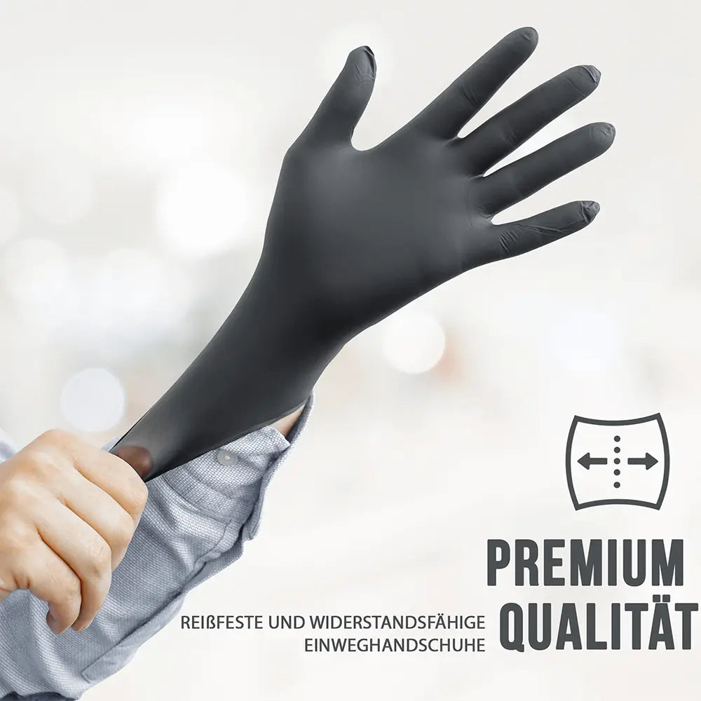 Schwarzer Nitrilhandschuh wird angezogen, Dehnungssymbol und Text Premium Qualität, reißfeste Einweghandschuhe.