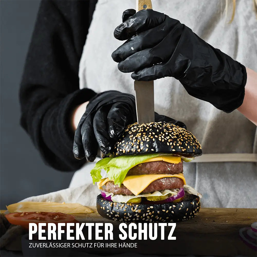 Schwarz behandschuhte Hände schneiden mit Messer einen Burger, Text Perfekter Schutz für Ihre Hände.