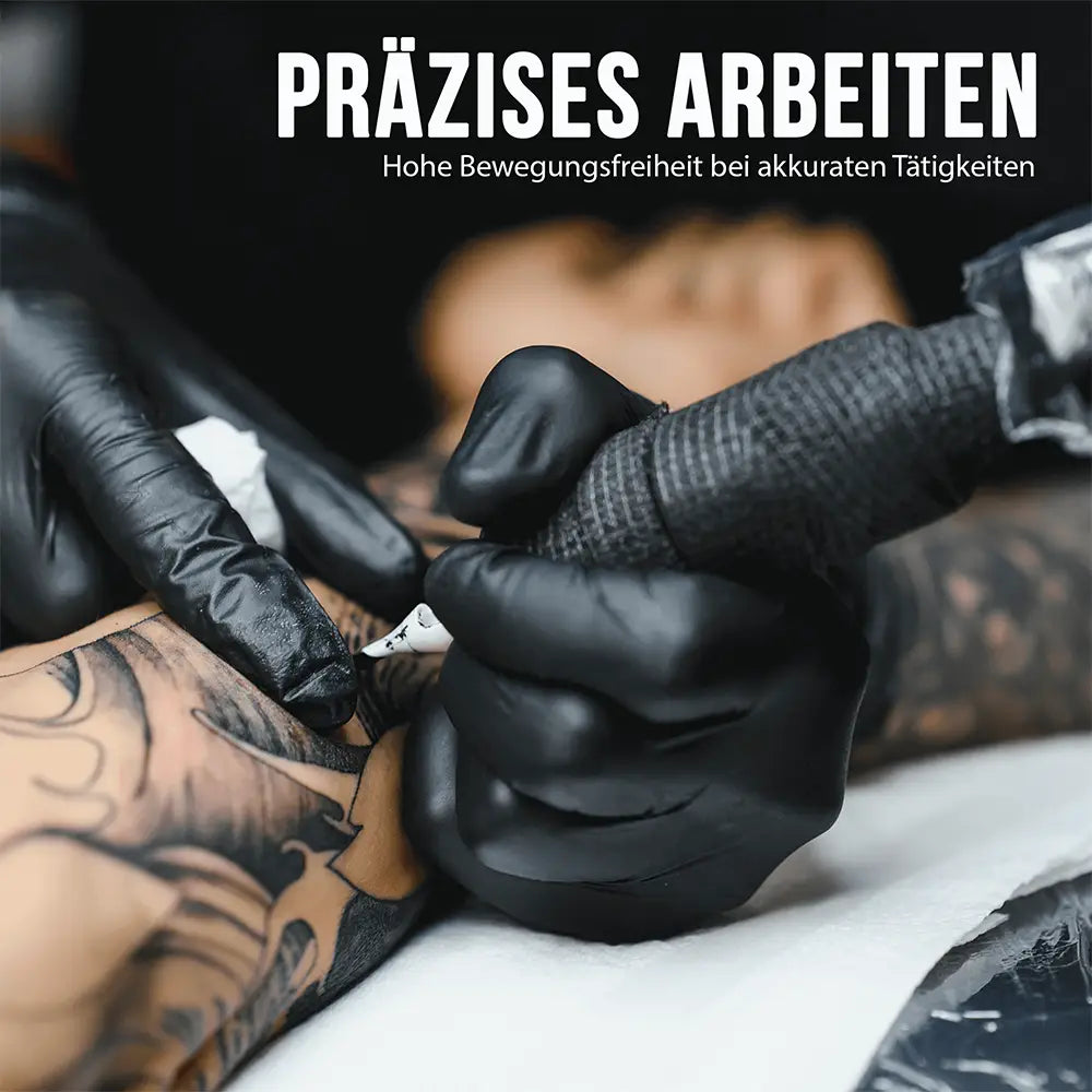 Schwarz behandschuhte Hände bei Tätowierarbeit, Text Präzises Arbeiten, hohe Bewegungsfreiheit bei akkuraten Tätigkeiten.