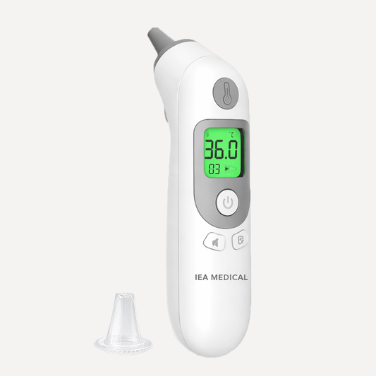 Weißes IEA-Medical-Ohrthermometer mit grün beleuchtetem Display 36,0 °C, daneben eine transparente Schutzkappe.