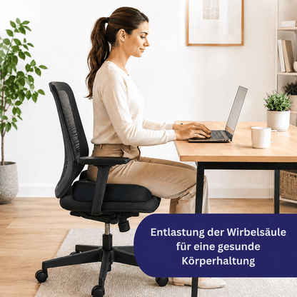 Frau sitzt am Schreibtisch mit Laptop auf Bürostuhl mit schwarzem Sitzkissen, Text Entlastung der Wirbelsäule.