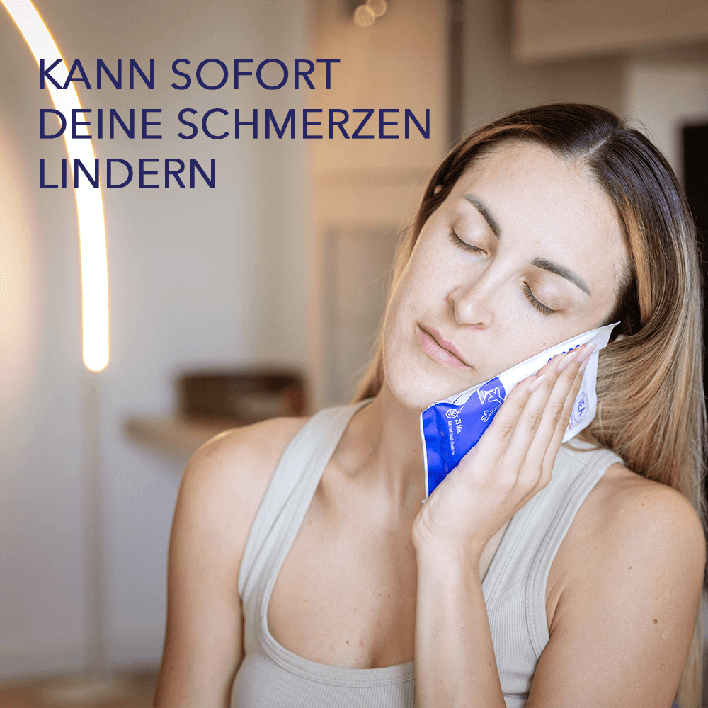 Frau hält Sofort-Kältekompresse an die Wange; Text im Bild: „Kann sofort deine Schmerzen lindern“ – Aussage: direkte Kühlung bei Beschwerden.
