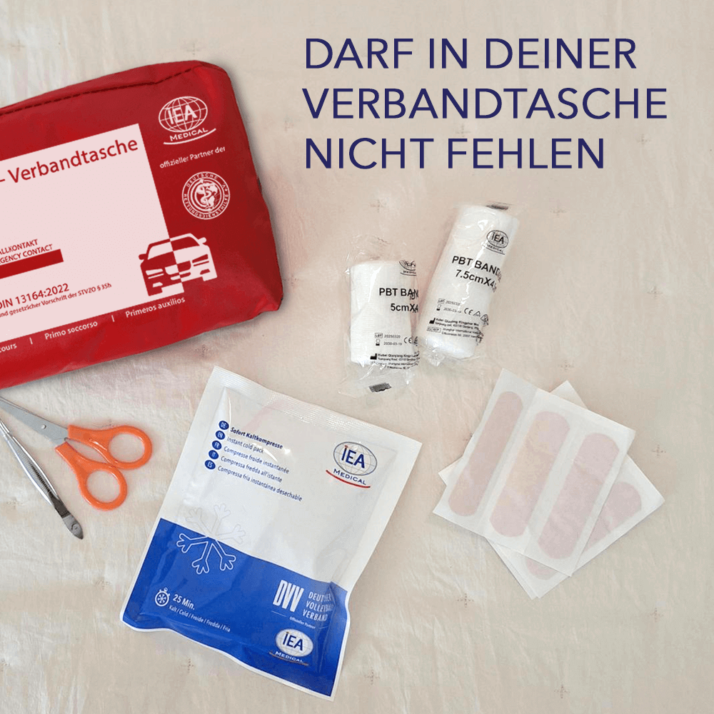 Erste-Hilfe-/Verbandskasten-Inhalt mit Sofort-Kältekompresse; Text im Bild: „Darf in deiner Verbandstasche nicht fehlen“ – Aussage: gehört in die Haus- oder Reiseapotheke.
