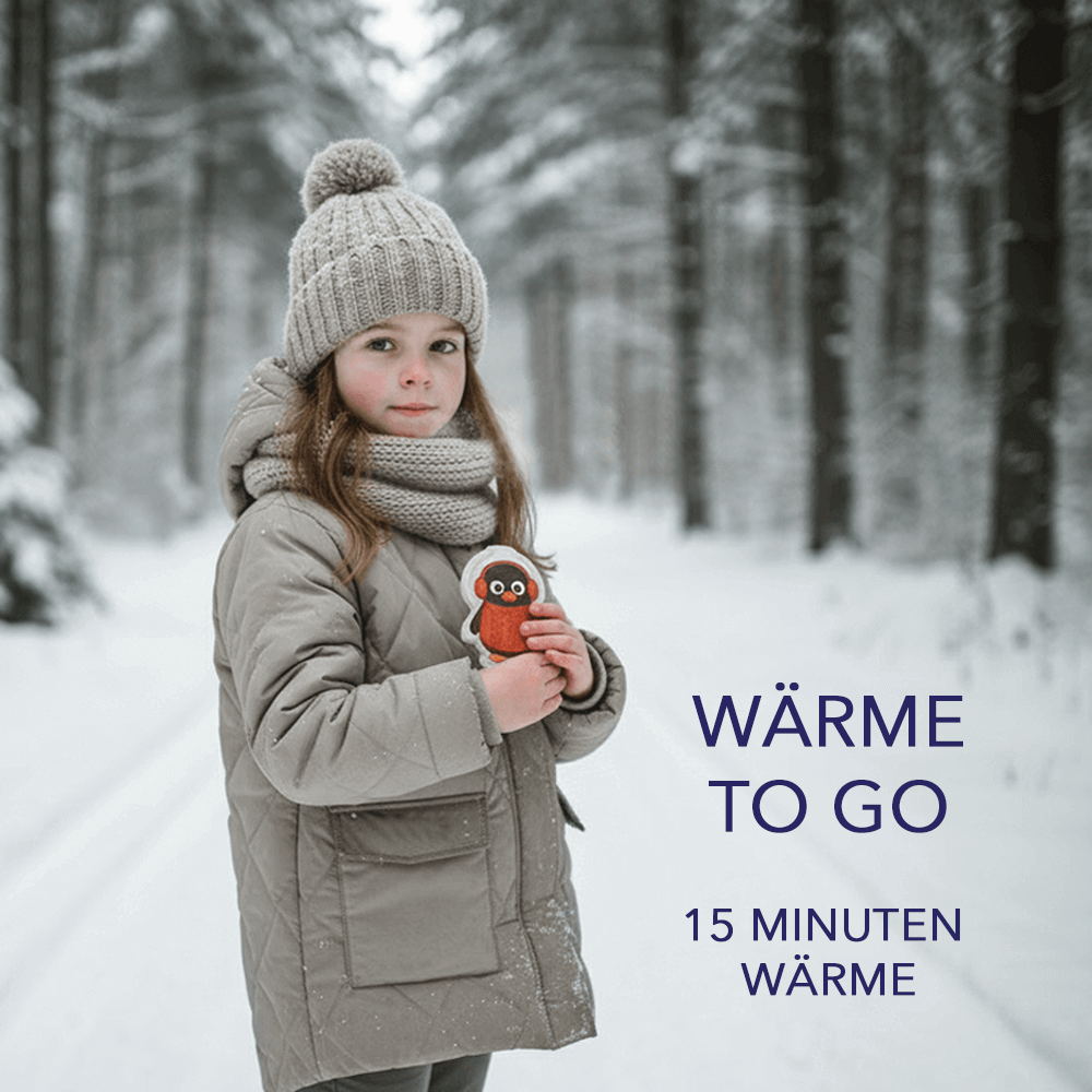 Kind im Schnee hält Pinguin-Taschenwärmer; Text im Bild: „Wärme to go – 15 Minuten Wärme“ – Aussage: schnell Wärme für unterwegs.
