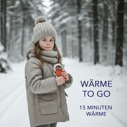 Kind im Schnee hält Pinguin-Taschenwärmer; Text im Bild: „Wärme to go – 15 Minuten Wärme“ – Aussage: schnell Wärme für unterwegs.