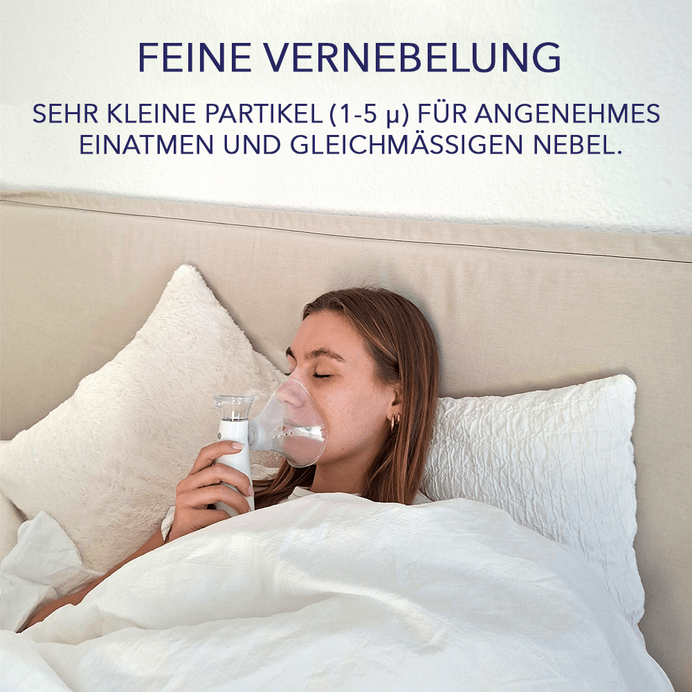 Frau inhaliert im Bett mit Maske; Hinweis zur feinen Vernebelung mit Partikeln von ein bis fünf Mikrometer.