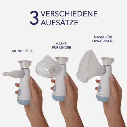 Drei Hände halten Inhalatoren mit den Aufsätzen Mundstück, Maske für Kinder und Maske für Erwachsene.