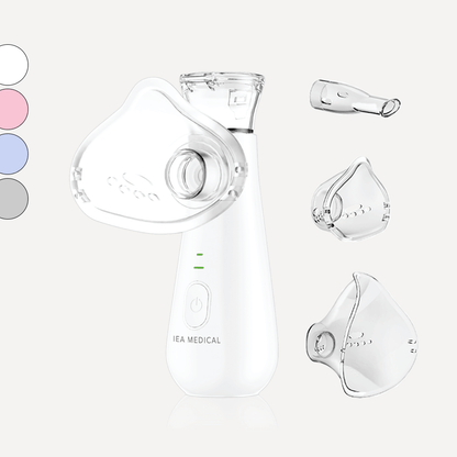 Weißer Inhalator mit Maske, daneben Mundstück und zwei Masken sowie Farbmuster Weiß, Rosa, Blau und Grau.