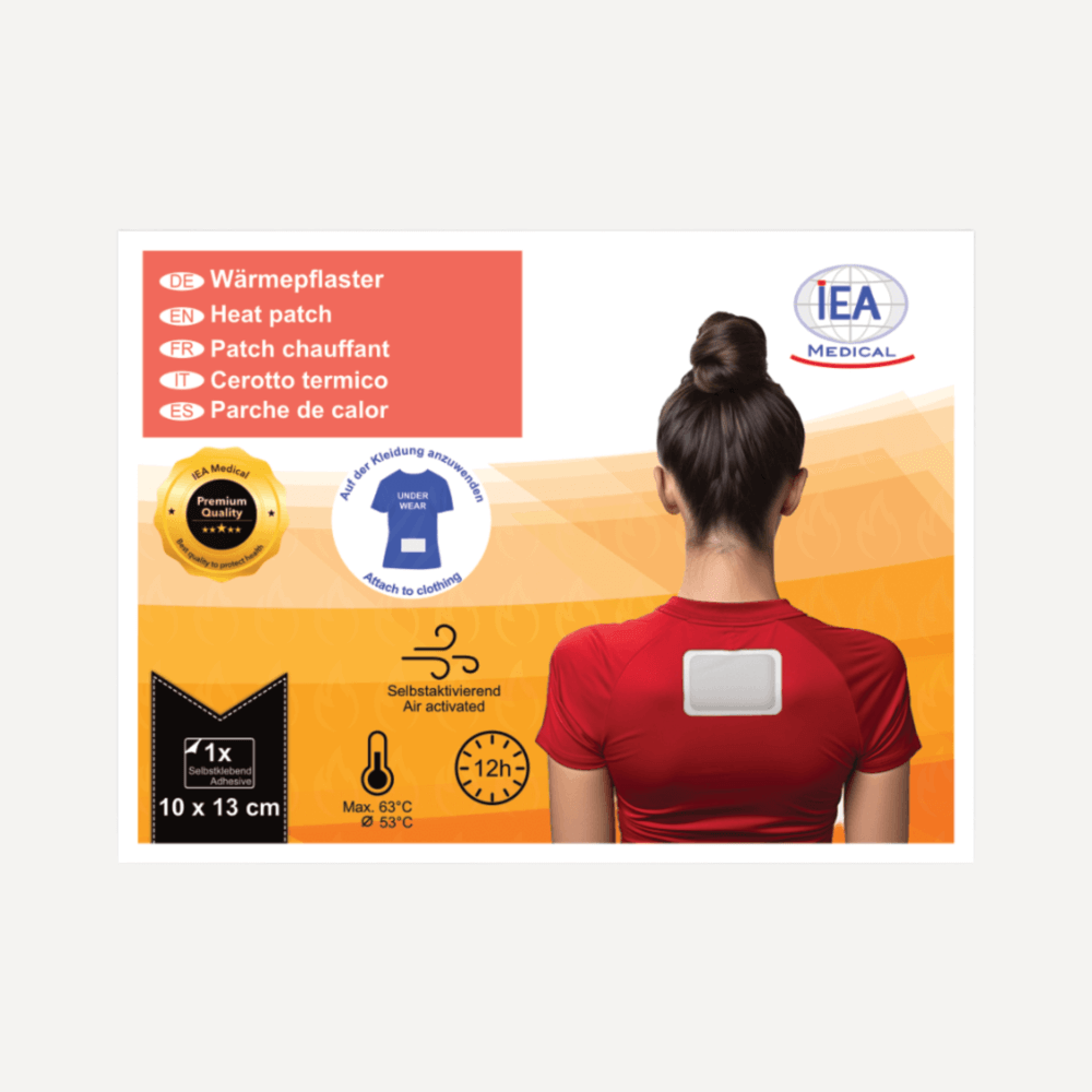 Verpackung „Wärmepflaster“ von IEA Medical: Frau mit Pflaster am oberen Rücken; Icons: luftaktiviert/selbstaktivierend, Wärmedauer bis 12 h, Temperaturangaben und Größe 10 × 13 cm; Aussage: selbstwärmendes Rücken-Wärmepflaster mit langer Wärmedauer.