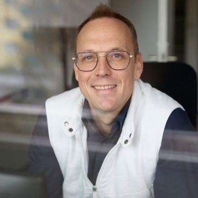 Porträtfoto von Georg Langner, Team IEA Medical, mit Brille und weißer Weste