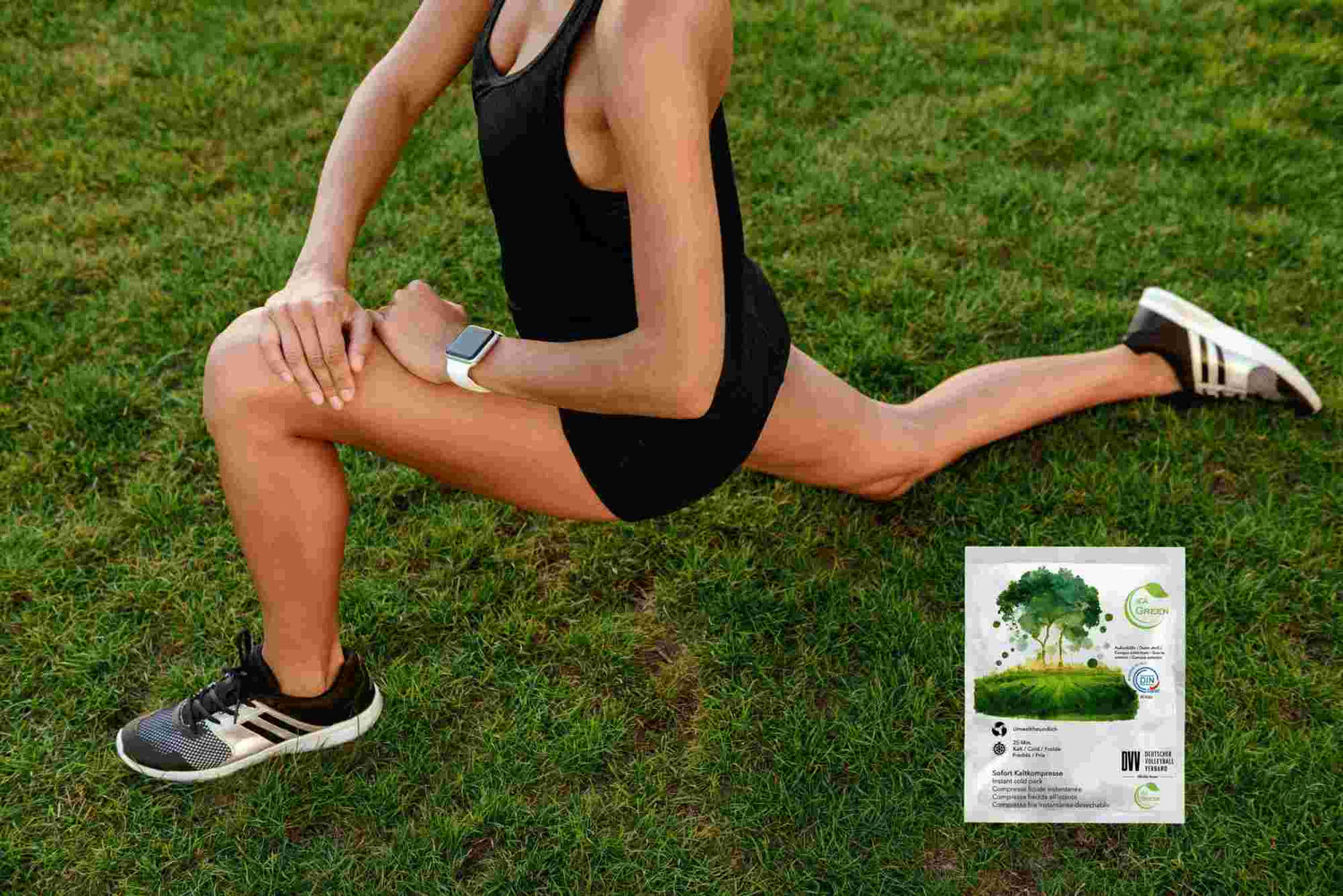Person dehnt sich auf einer Wiese und das Produkt Sofortkaltkompresse der Marke IEA Green ist zu sehen