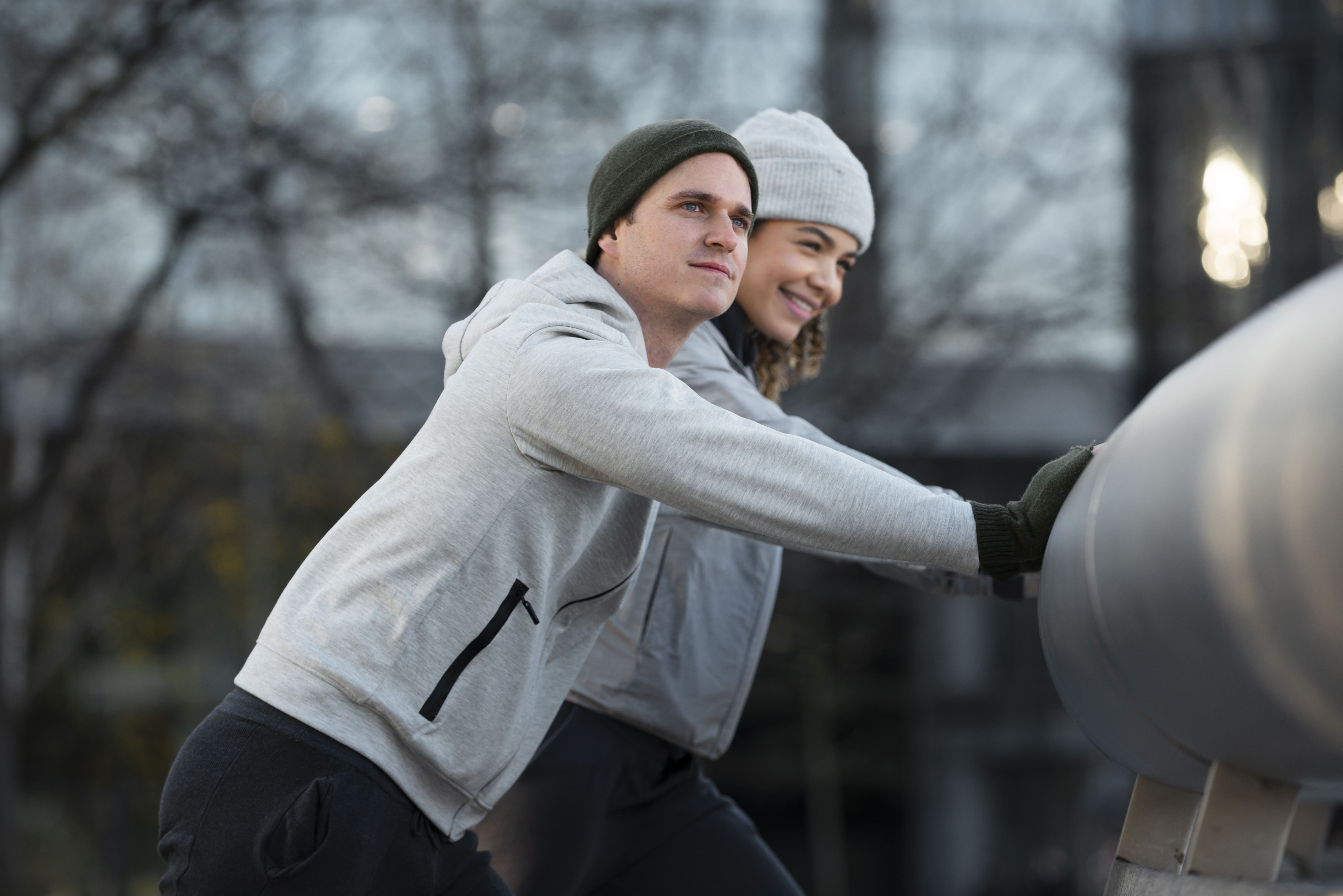 medium-shot-smiley-friends-doing-sport (1)
