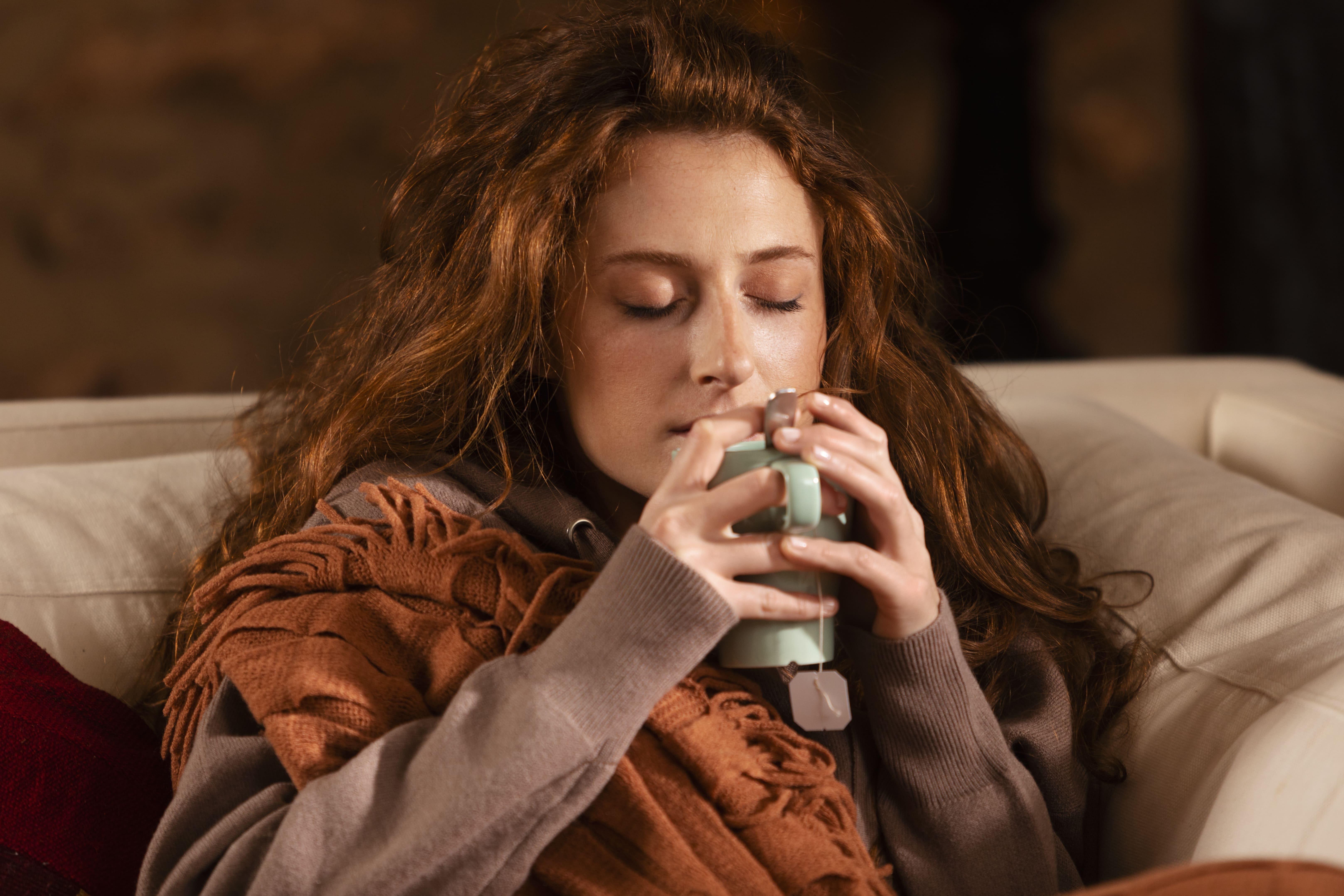 medium-shot-woman-holding-tea-cup (1)