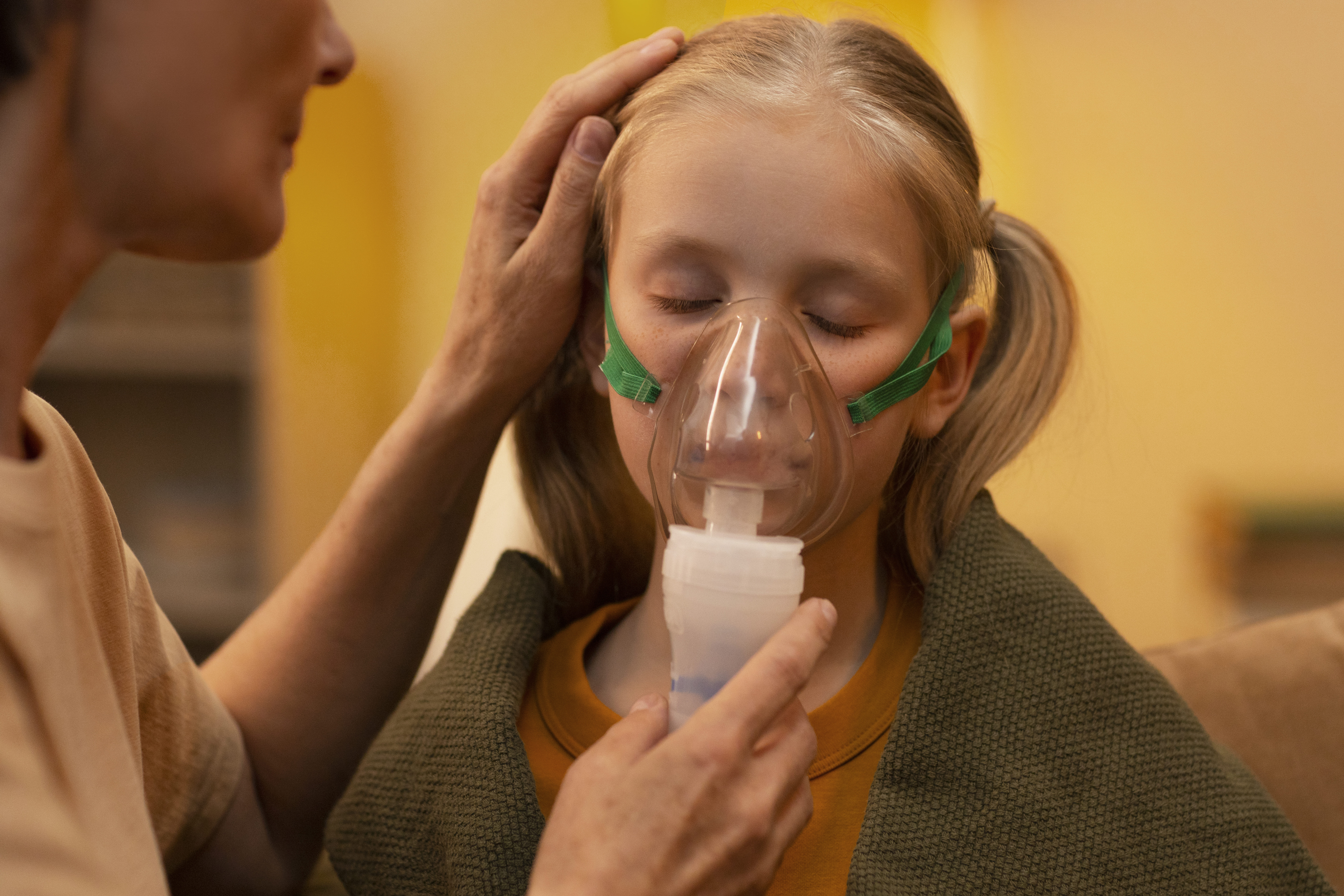 lifestyle-girl-with-inhalation-with-nebulizer (1)